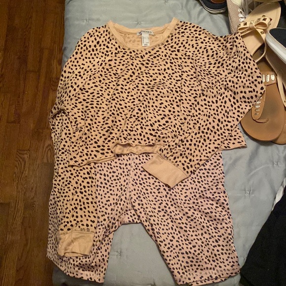 Large Forever 21 Cheetah Long Sleeve Crop and Biker Short Set - Picture 1 of 3